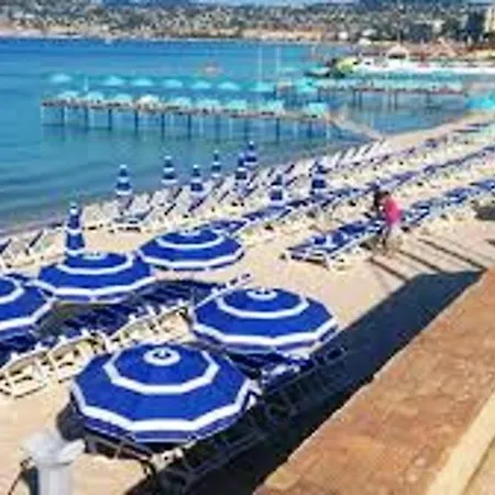 D'une A Avec Magnifique Vue Sur La Mer Piscine Partagee Terrasse Amenagee Apartment Antibes